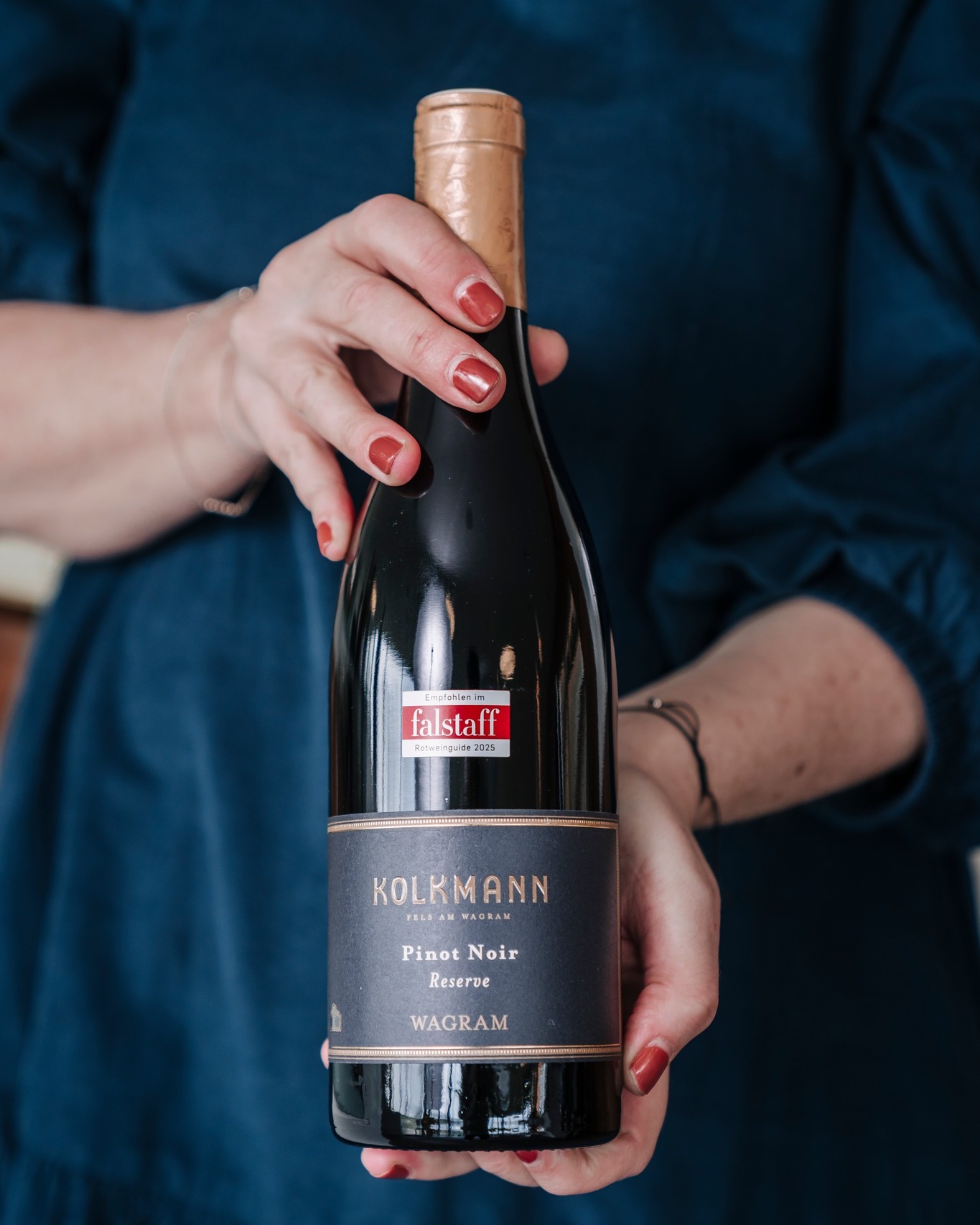 Rotweinliebe 🍒🍫 Granatrot im Glas mit zartem Schimmer ✨. In der Nase Waldbeerkonfit & dunkle Schokolade 😍, fein gewürzt mit einem Hauch Kräuter 🌿. Am Gaumen saftig und lebendig mit Kirschfrucht 🍒, sanftem Tannin & schokoladigem Nachhall – einfach zum Genießen! 🍷
#wein #familie #Kolkmann #weingut