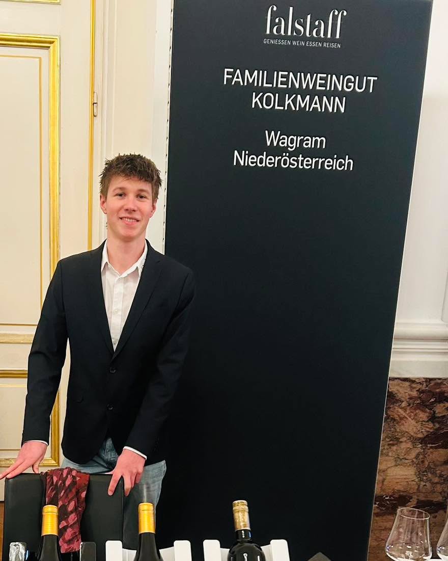 [falstaff Rotweingala]

Heute präsentieren Maximilian und Anita unsere besten Rotweine in der Wiener Hofburg bei der Falstaff Rotweingala 2025! 🤩
Kommt bei uns vorbei und überzeugt euch selbst 🍷🍇
#falstaffrotweingala #falstaff #kolkmannweine #hofburg #bepartofit #winelovers