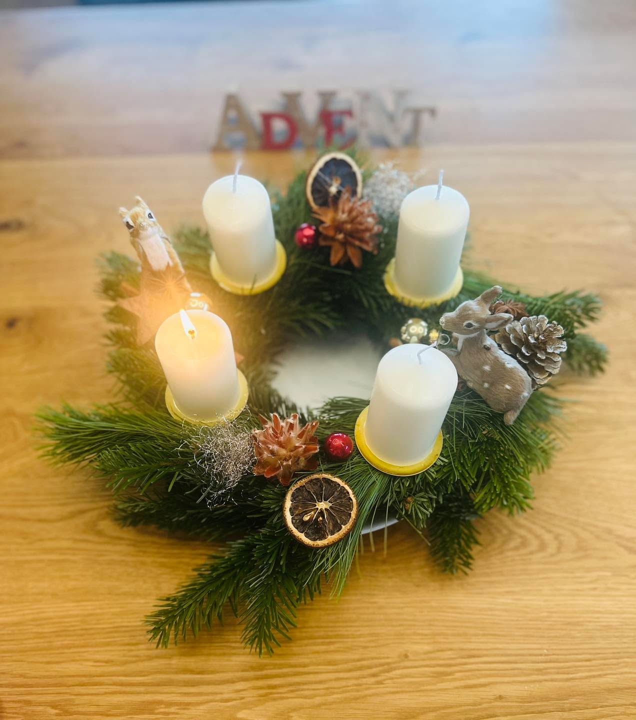 Wir wünschen euch einen wunderschönen 1. Adventsonntag 🕯️🎄☃️❄️❄️

Besucht uns noch heute bei unserem „ADVENT AM WEINGUT“ und lasst euch verzaubern ✨ 14 - 19 Uhr

Schlendert durch unseren Adventmarkt und genießt dabei herrliche regionale Schmankerl… vielleicht findet ihr das ein oder andere Weihnachtsgeschenk für eure Liebsten 💝🤩😋

In unserer Vinothek könnt ihr degustieren und am „Christkindl -Gewinnspiel „ mitmachen 💫✨🥂🍾

#adventmarkt #wine #helpeachother #glühwein #spendenfürdengutenzweck #tradicion #regional #wagram #kolkmann