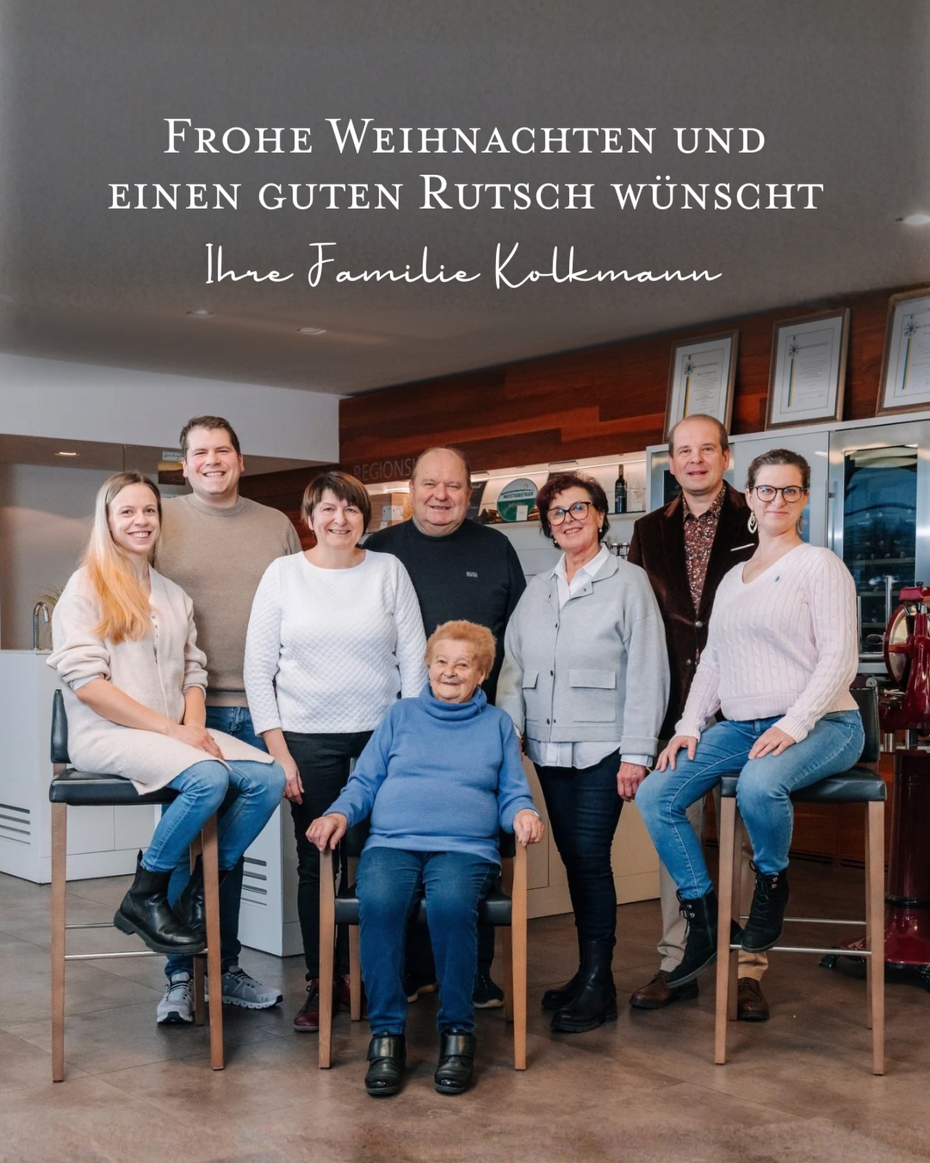 Die Adventzeit lädt jedes Jahr dazu ein, einen Moment innezuhalten ✨ und das zu schätzen, was uns durch das Jahr begleitet hat. Auch heuer möchten wir die Gelegenheit nutzen, um Danke zu sagen – für Ihr Vertrauen, Ihre Besuche und all die schönen Begegnungen, die unser Familienweingut bereichern 🤍🍷

Während draußen die Lichter wärmer werden ✨🎄 und die Tage ruhiger, entwickelt sich im Keller bereits der neue Jahrgang 🍇.

Wir wünschen Ihnen und Ihren Familien frohe Weihnachten 🎄, viele genussvolle Stunden im Kreis Ihrer Liebsten 🕯️ und einen guten Start in das Jahr 2026 🎇🍷

Mögen Gesundheit, Freude und Gelassenheit Sie durch die kommenden Monate begleiten.🍀

Mit herzlichen Grüßen
Ihre Familie Kolkmann

#FamilienweingutKolkmann #FroheWeihnachten #GutenRutsch #FelsamWagram #Wein