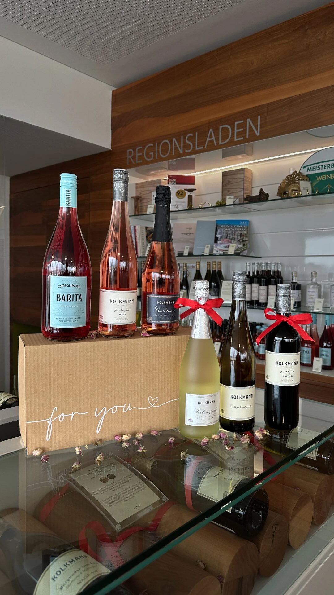 Ab sofort erhältlich: Valentinstagspaket – über den Moment hinaus 💕🍷
Ein liebevoll zusammengestelltes Genussset für besondere Augenblicke – romantisch, fruchtig und prickelnd.

Enthalten sind unser Barita – die Romantik im Glas, das Rosé Fruchtspiel, die beiden Schaumweine Caberesco und Perlenspiel sowie der neue Jahrgang Gelber Muskateller und Zweigelt Fruchtspiel.

Ideal zum Verschenken oder gemeinsamen Genießen rund um den Valentinstag 💝
Jetzt erhältlich – solange der Vorrat reicht.

#valentinstag #überdenmomenthinaus #familienweingutkolkmann #felsamwagram #geschenk