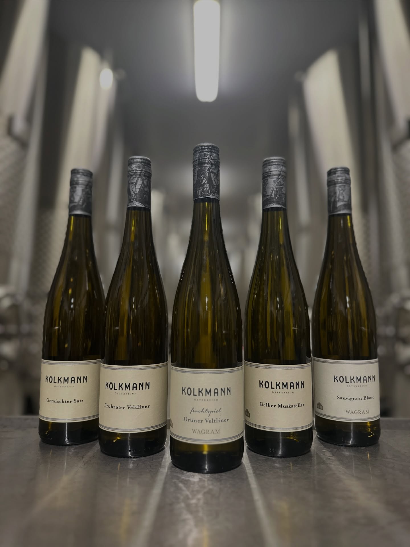 Ein besonderer Moment im Weinjahr ✨🍾

Die ersten Weine des neuen Jahrgangs sind bereits gefüllt – und wir freuen uns riesig darauf!

Ab sofort in der Vinothek zu verkosten 👇

🍇 Gemischter Satz
🍇 Frühroter Veltliner
🍇 Grüner Veltliner Fruchtspiel
🍇 Gelber Muskateller
🍇 Sauvignon Blanc

Frisch, lebendig und voller Ausdruck 💛
Kommen Sie vorbei und entdecken Sie die ersten Genussmomente des neuen Jahrgangs.

#FamilienweingutKolkmann #felsamwagram #NeuerJahrgang #Vinothek #FrischGefüllt
