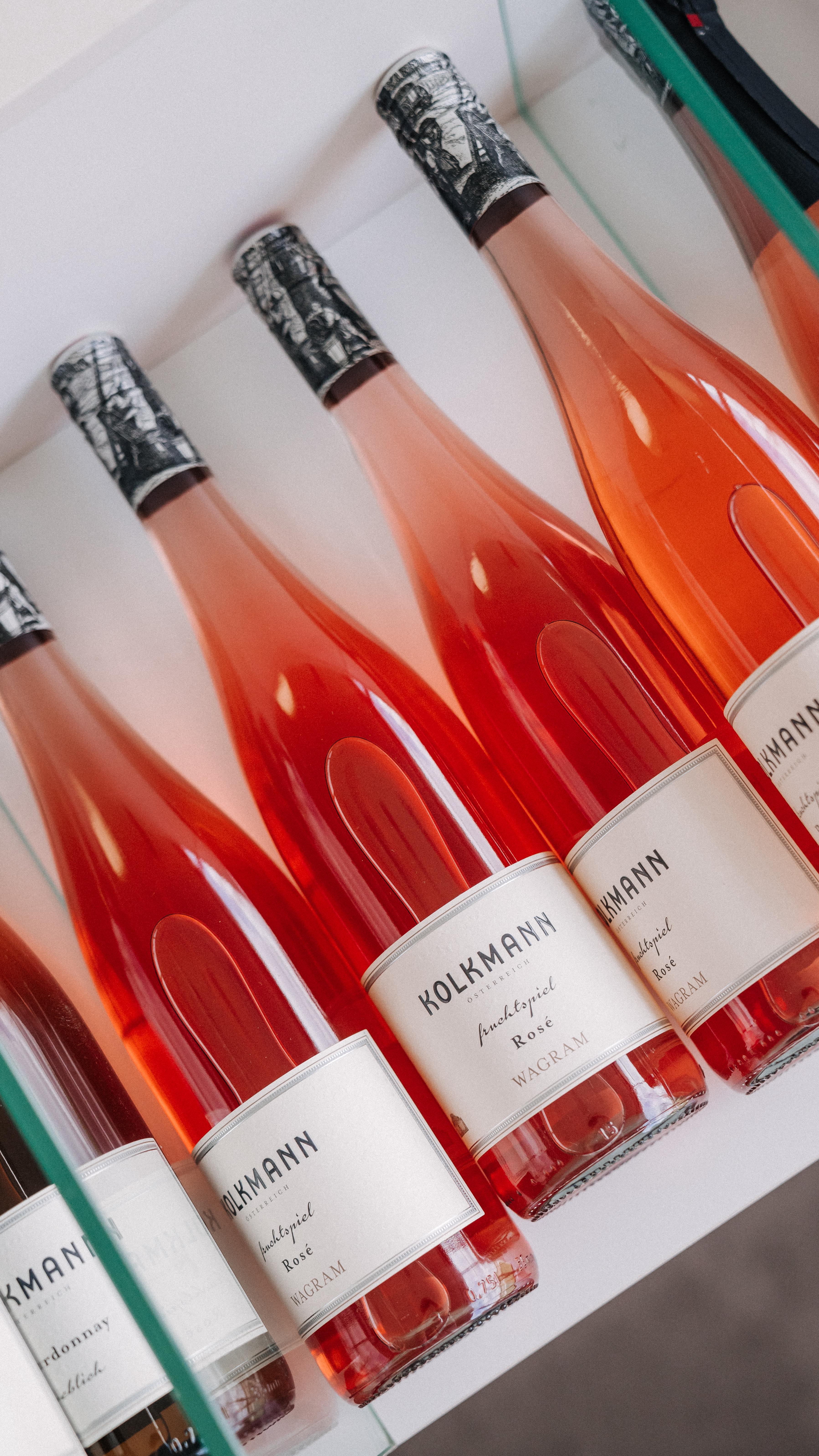 Heute ist Singles Day 💛🍷

Und ganz ehrlich: Für guten Wein braucht es keinen zweiten Partner 😉

Unser Valentinstagspaket – über den Moment hinaus lässt sich auch perfekt alleine genießen. Prickelnd, fruchtig und voller Genussmomente – ganz für Sie selbst ✨

Jetzt im Onlineshop bestellen und sich selbst etwas Gutes tun 🛒🍾

#SinglesDay #Valentinstagspaket #ÜberDenMomentHinaus #Weingenuss #FamilienweingutKolkmann