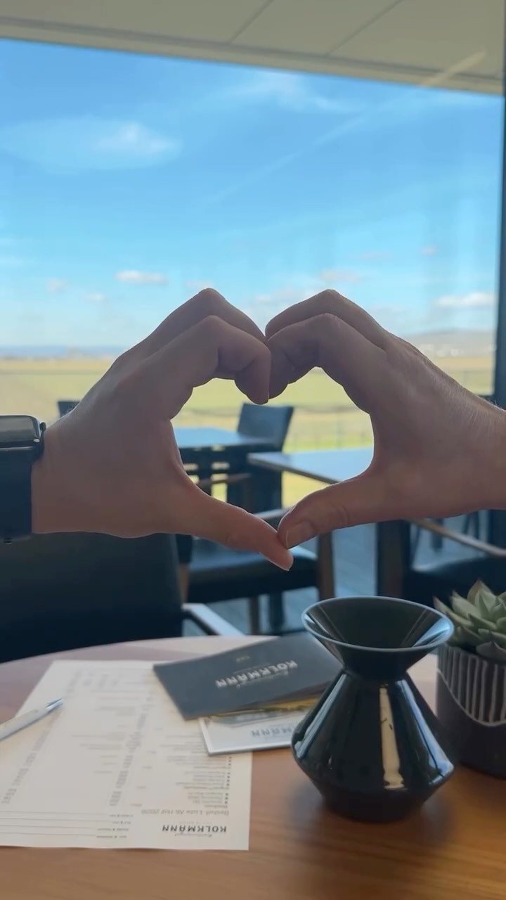 Erst ein Herz. Dann ein Cheers. 🫶🥂

Unsere Verkostungen in der Vinothek am Familienweingut sind mehr als nur Wein probieren – es ist Zeit nehmen ⏳, entdecken 🔎 und genießen 🍷✨

Ob spontan oder geplant: Wir schenken ein. Sie stoßen an. 🍾✨

Kommen Sie vorbei, probieren Sie unsere aktuellen Weine und erleben Sie Wein dort, wo er zuhause ist 🍇🏡

Wir freuen uns auf Ihren Besuch 😊

#FamilienweingutKolkmann #Wein #Vinothek #Verkosten #FelsamWagram