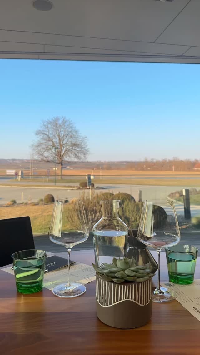 Nichts geht über eine Weinverkostung direkt am Familienweingut Kolkmann 🍇🍷

Die perfekte Gelegenheit, um den neuen Jahrgang 2025 kennenzulernen und sich durch unsere aktuellen Weine zu probieren. 😊

Neben den bereits verfügbaren Weinen des neuen Jahrgangs 2025 sind ab sofort auch die ersten Wagram DAC Ortsweine in unserer Vinothek erhältlich – und schon bald folgen die gereiften Riedenweine. ✨

Kommen Sie vorbei, entdecken Sie den neuen Jahrgang und genießen Sie Wein dort, wo er entsteht. 🥂

Wir freuen uns auf Ihren Besuch! ❤️

#FamilienweingutKolkmann #Weinverkostung #Jahrgang2025 #Vinothek #FelsAmWagram