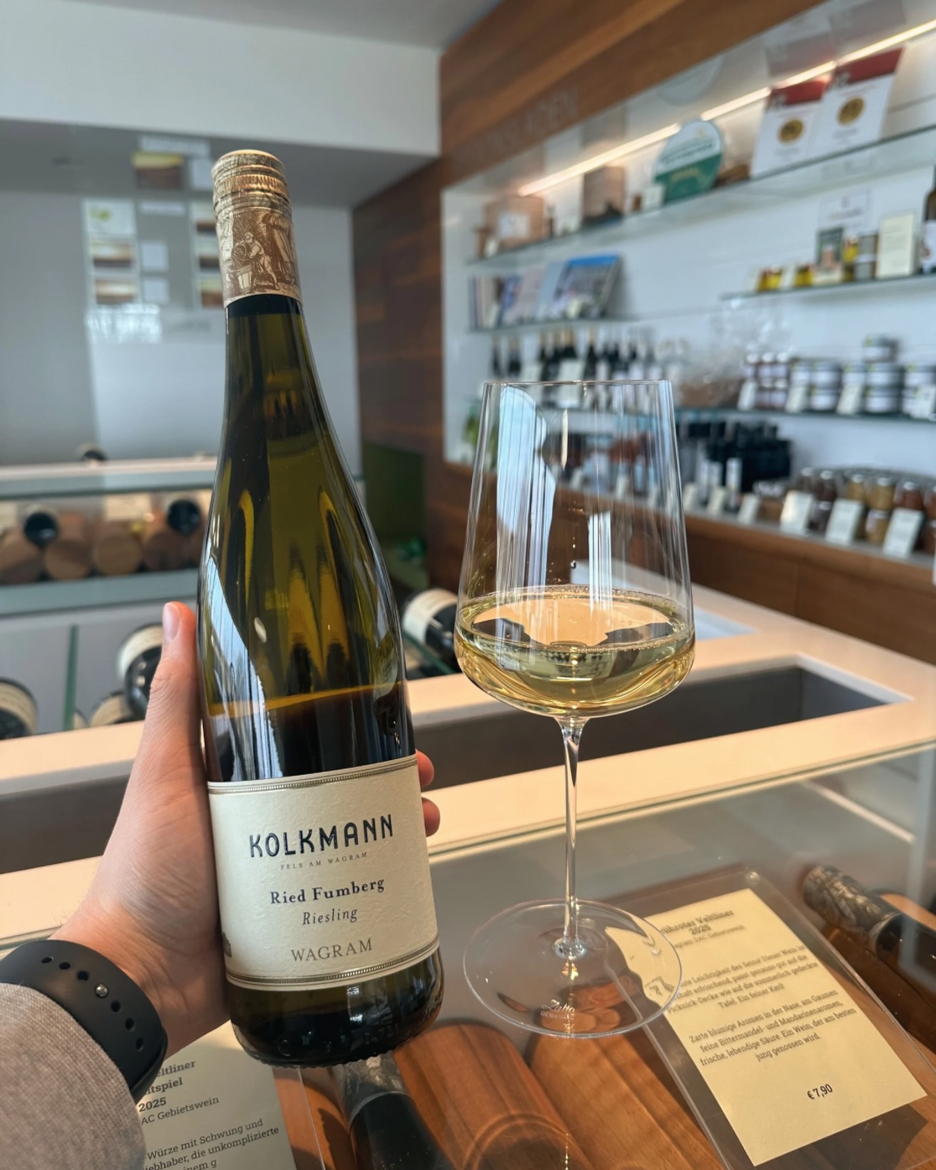 Heute ist Internationaler Rieslingtag 🍇🍷✨

Der perfekte Anlass, um ein Glas Riesling zu genießen und die Vielfalt sowie Eleganz dieser besonderen Rebsorte zu feiern. 🥂

Der 13. März erinnert an die erste urkundliche Erwähnung des Rieslings im Jahr 1435 📜. Seitdem begeistert die als „Königin der Weißweine“ bekannte Rebsorte Weinliebhaber auf der ganzen Welt 🌍🍇

Stoßen Sie mit uns an und verkosten Sie unseren Riesling Ried Fumberg – vielleicht heute genau der richtige Moment dafür. 🍾✨

🛒🍷 www.kolkmann.at/shop

#InternationalRieslingDay #Riesling #RieslingLovers  #FamilienweingutKolkmann #austria 
@austrianwine @rotweissrose.wine