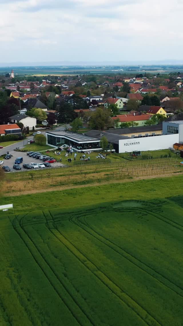 🍷 EINLADUNG ZUM FRÜHLINGSERWACHEN 🍷

Der Frühling ist da – und mit ihm die perfekte Gelegenheit, unsere Weine und den Wagram in seiner schönsten Form zu erleben 🌿✨

Beim Wagramer Weinfrühling öffnen wir wieder unsere Türen für drei genussvolle Tage voller Wein, Kulinarik und besonderer Erlebnisse.

📅 01. – 03. Mai 2026 | jeweils 10 – 19 Uhr
📍 direkt bei uns am Weingut

✨ Freuen Sie sich auf diese Highlights:

🍷 Sortimentsverkostung – entdecken Sie unsere Vielfalt und finden Sie Ihre Favoriten

🏰 Kellerführungen – ein Blick hinter die Kulissen

🍹 Barita Bar im Vinotheksgarten – entspannte Genussmomente unter freiem Himmel

🚌 Nostalgiebus-Fahrten – durch die Weinregion Wagram

🍽️ Verwöhnen Sie sich mit:

🧀 Vorarlberger Käsespezialitäten von Wein mag Käse

🥩 Exklusive Häppchen vom Cult Beef – zubereitet von Mario Lehenbauer

🍄 Trüffel & italienische Spezialitäten von Tartufi Zaccaria

🍕 01.05. Neapolitanische Pizza von der Tyzzeria

🚚 02. & 03.05. Wirtshausküche vom Foodtruck Die ZWOA Weinviertla

Verbringen Sie mit uns ein genussvolles Frühlingswochenende voller Wein, Kulinarik und besonderer Momente 🍇🥂

Wir freuen uns auf Ihren Besuch! 💛

#FamilienweingutKolkmann #WagramerWeinfrühling #Frühlingserwachen #Weinverkostung #felsamwagram