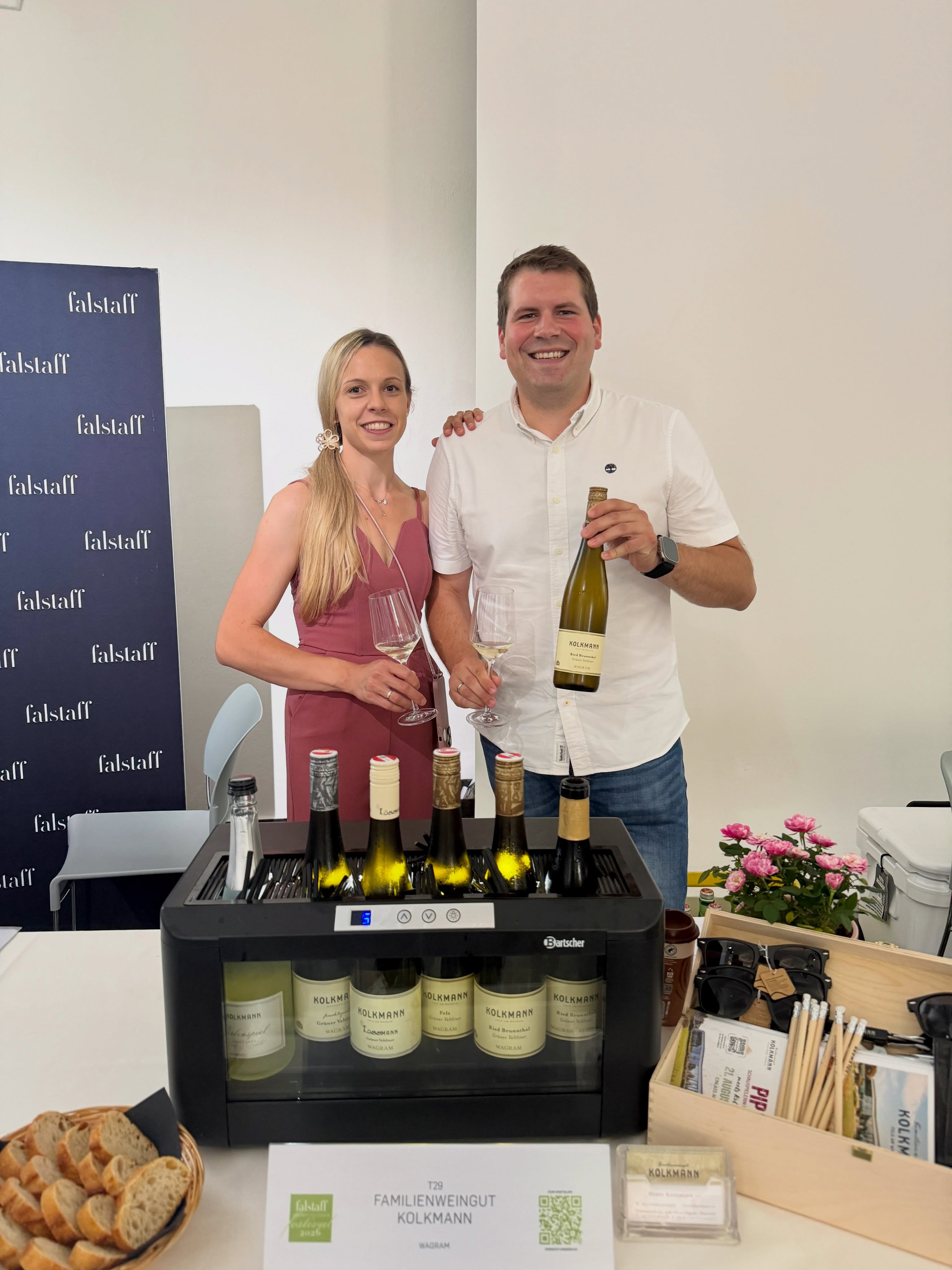 [Kolkmann on Tour] 🇦🇹 

Heute on Tour … Kathi & Horst jun. 🔆🌷🚘
….Heute könnt ihr die verschiedenen Facetten unserer Grünen Veltliner 🥂 beim Falstaff Grüner Veltliner Festival im @mqwien erleben!!

#falstaff #grünerveltliner #vienna #kolkmannwine #summertime